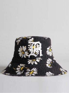 R13 Bucket Hat
